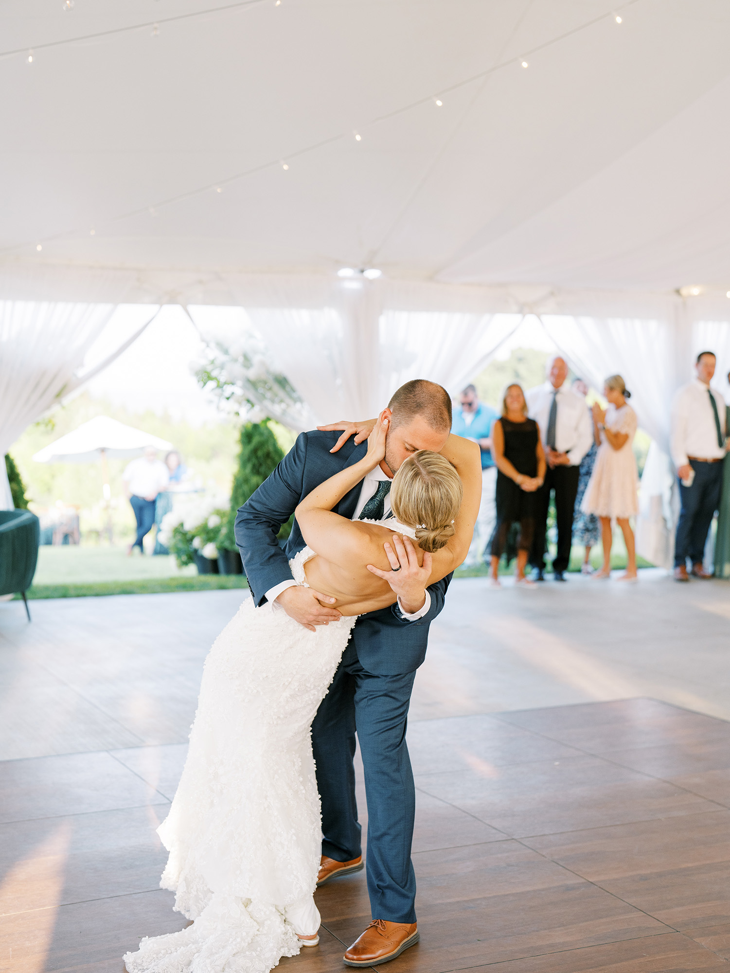 jen and josh kissing on dance floor at bay view weddings